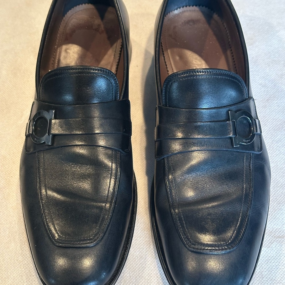 Ferragamo black leather men’s loafer in size 11